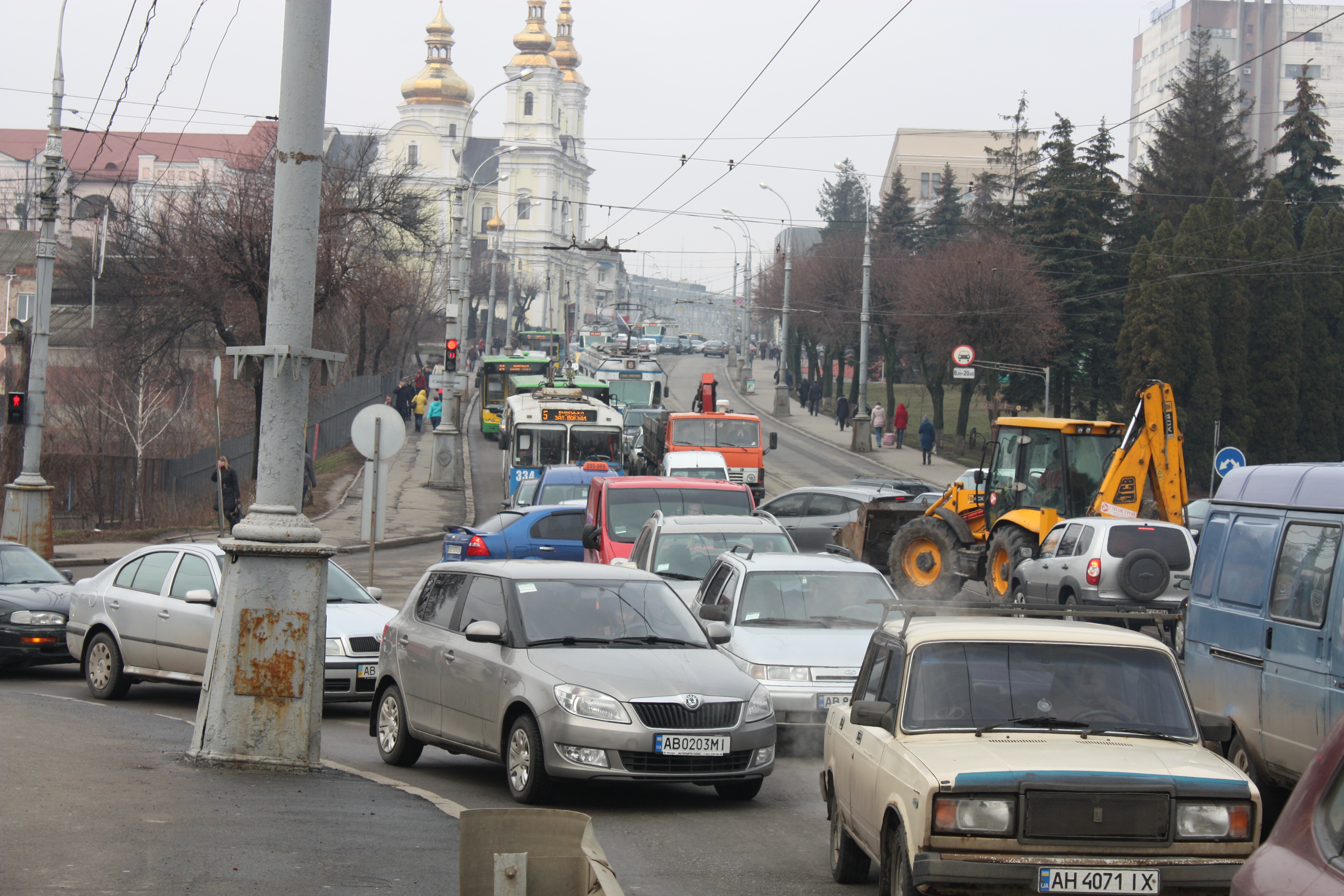 Центральний міст стоїть: масштабний затор паралізував рух у Вінниці (Фото)